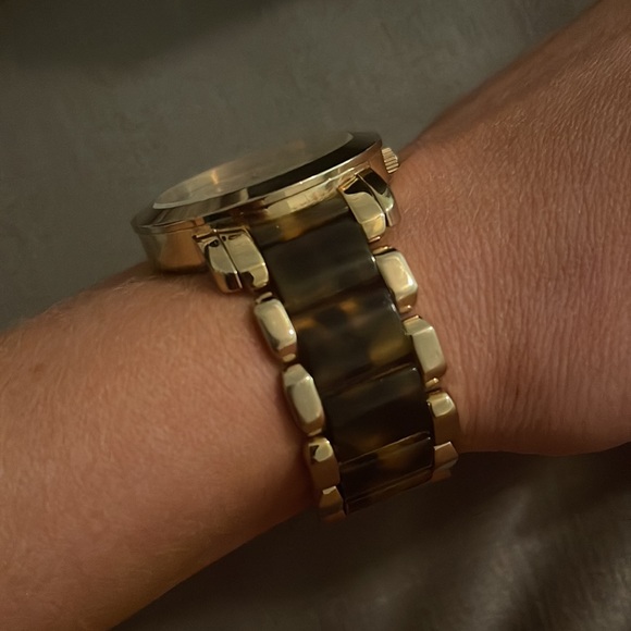 Michael Kors tortoise shell watch with gold hardware - Picture 3 of 6